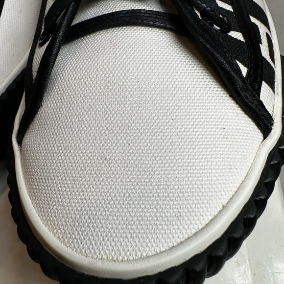 Givenchy Black and White Sneaker brand new with box - Picture 2 of 9